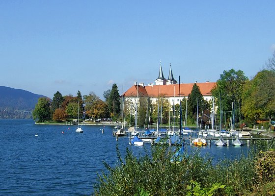 Die Stadt Tegernsee am Ostufer.