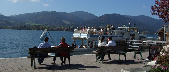 In Tegernsee ablegendes Schiff der bayerischen Seenschifffahrt