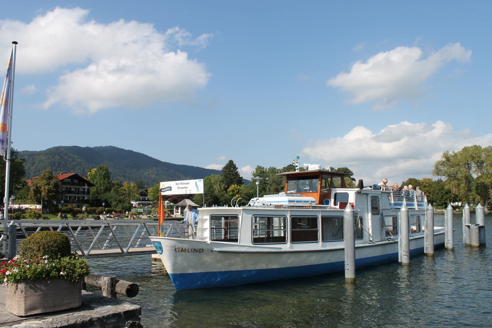 Tegernsee-Schiff am Dampferanlegesteg in Bad Wiessee