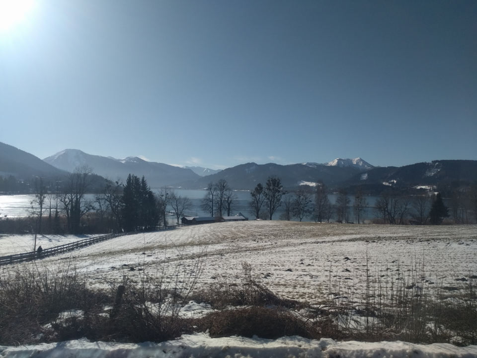 Blick von Gmund über den winterlichen Tegernsee